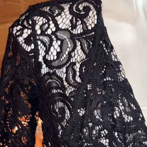 Lacey short chic cardigan lace front- solid back - Picture 5 of 11